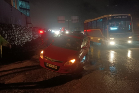 SEYİR HALİNDEKİ OTOMOBİL ÇUKURA DÜŞTÜ