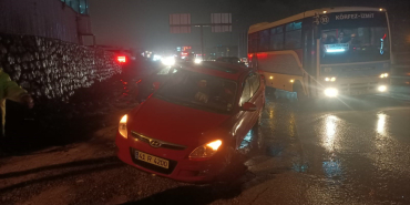 SEYİR HALİNDEKİ OTOMOBİL ÇUKURA DÜŞTÜ