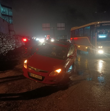 SEYİR HALİNDEKİ OTOMOBİL ÇUKURA DÜŞTÜ
