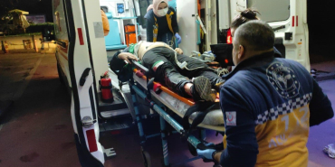 SOKAK ORTASINDA KURŞUN YAĞDIRDI: BOYNUNDAN VURULAN ŞAHIS AĞIR YARALANDI TABANCAYLA YARALADI, GERİ DÖNÜP TEKRARDAN ATEŞ ETTİ