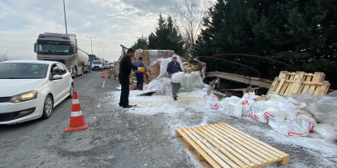 TEM'DE KONTROLDEN ÇIKAN TIR DEVRİLDİ