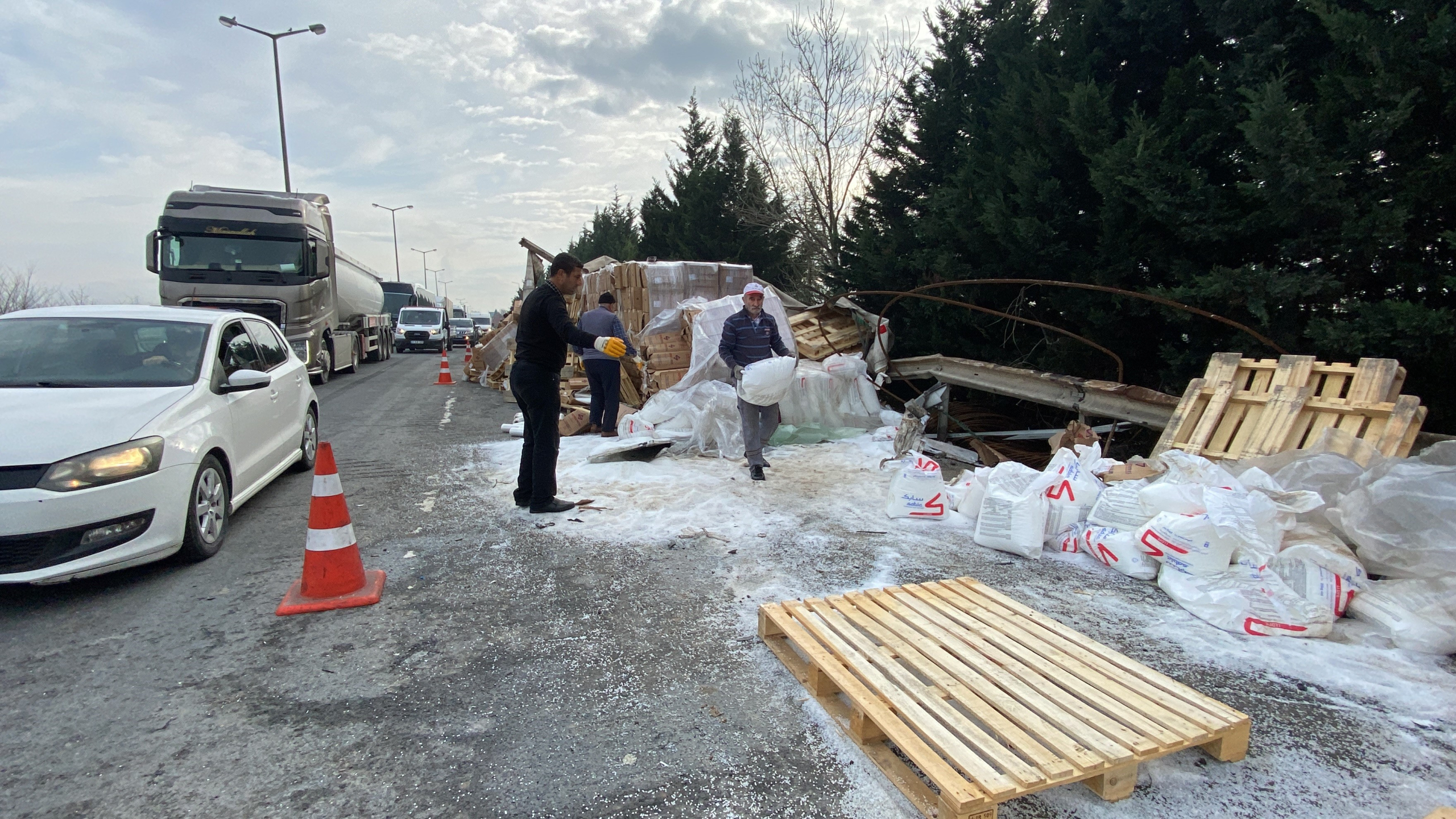 TEM'DE KONTROLDEN ÇIKAN TIR DEVRİLDİ