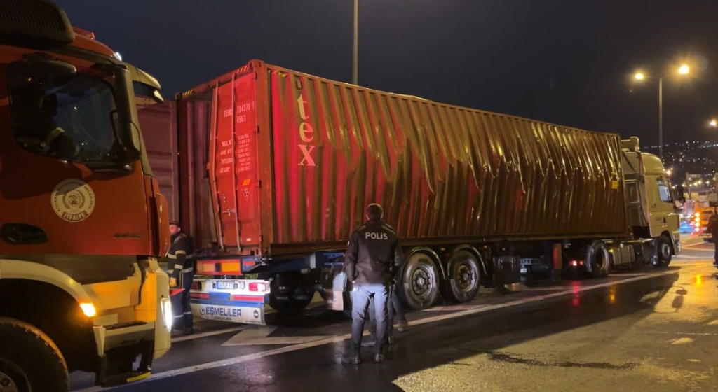 TEM'DE TIR DORSESİNDE PATLAMA: 1 İTFAİYE ERİ YARALANDI
