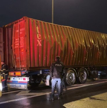 TEM'DE TIR DORSESİNDE PATLAMA: 1 İTFAİYE ERİ YARALANDI