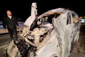 TAKLA ATAN HAFİFİ TİCARİ ARAÇ HURDAYA DÖNDÜ: 1'İ ÇOCUK 7 YARALI D 100'DE 3 ARAÇ ZİNCİRLEME TRAFİK KAZASINA KARIŞTI