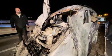 TAKLA ATAN HAFİFİ TİCARİ ARAÇ HURDAYA DÖNDÜ: 1'İ ÇOCUK 7 YARALI D 100'DE 3 ARAÇ ZİNCİRLEME TRAFİK KAZASINA KARIŞTI