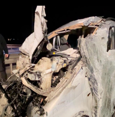 TAKLA ATAN HAFİFİ TİCARİ ARAÇ HURDAYA DÖNDÜ: 1'İ ÇOCUK 7 YARALI D 100'DE 3 ARAÇ ZİNCİRLEME TRAFİK KAZASINA KARIŞTI
