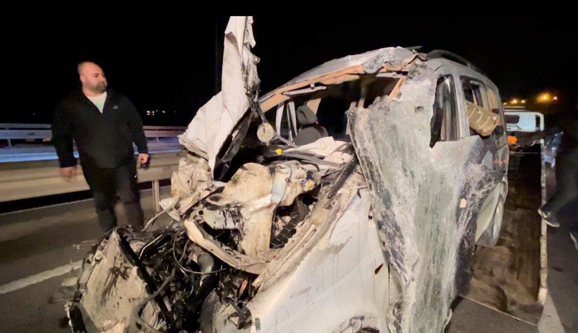 TAKLA ATAN HAFİFİ TİCARİ ARAÇ HURDAYA DÖNDÜ: 1'İ ÇOCUK 7 YARALI D 100'DE 3 ARAÇ ZİNCİRLEME TRAFİK KAZASINA KARIŞTI