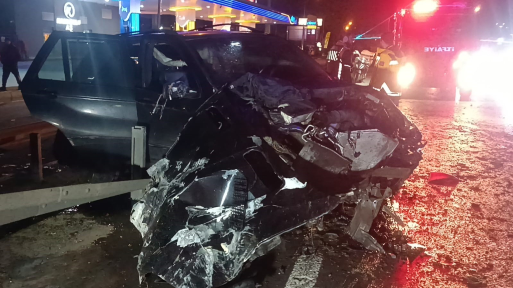 TAKLA ATAN OTOMOBİL 300 METRE SÜRÜKLENDİ, SÜRÜCÜ OLAY YERİNDEN KAÇTI