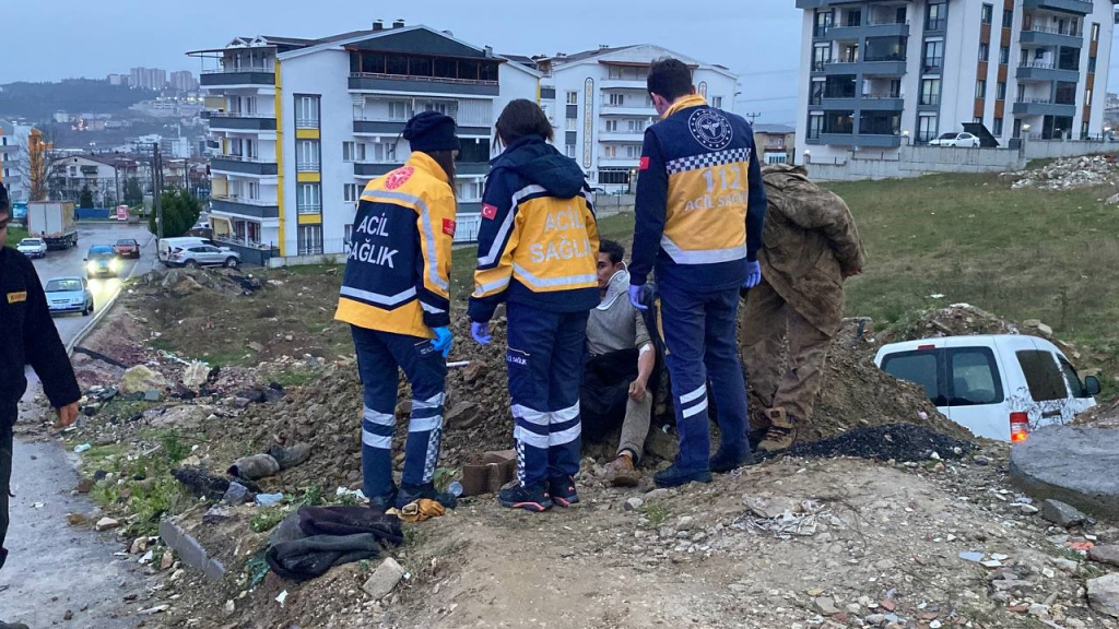 TAKSİ İLE ÇARPIŞAN ARAÇ ARAZİYE UÇTU: 4 YARALI