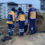 TAKSİ İLE ÇARPIŞAN ARAÇ ARAZİYE UÇTU: 4 YARALI