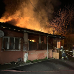 TEK KATLI EV ALEV ALEV YANDI, GECENİN KARANLIĞINI ALEVLER AYDINLATTI