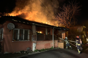 TEK KATLI EV ALEV ALEV YANDI, GECENİN KARANLIĞINI ALEVLER AYDINLATTI