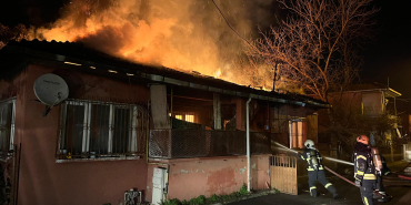 TEK KATLI EV ALEV ALEV YANDI, GECENİN KARANLIĞINI ALEVLER AYDINLATTI