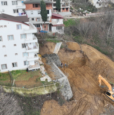 TOPRAK KAYMASININ MEYDANA GELDİĞİ ALAN GÜVENLİ HALE GETİRİLDİ