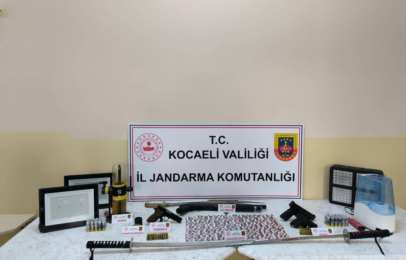 UYUŞTURUCU OPERASYONUNDA 3 KILIÇ ELE GEÇİRİLDİ