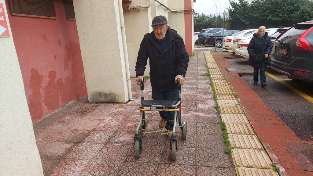 VİCDANSIZLIĞIN BÖYLESİ: AKÜLÜ SANDALYE ALMAK İSTEYEN YAŞLI ADAM DOLANDIRILDI AKÜLÜ SANDALYE İÇİN BORCA GİRDİ, DOLANDIRICILARIN AĞINA DÜŞTÜ
