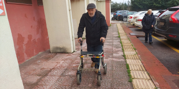 VİCDANSIZLIĞIN BÖYLESİ: AKÜLÜ SANDALYE ALMAK İSTEYEN YAŞLI ADAM DOLANDIRILDI AKÜLÜ SANDALYE İÇİN BORCA GİRDİ, DOLANDIRICILARIN AĞINA DÜŞTÜ