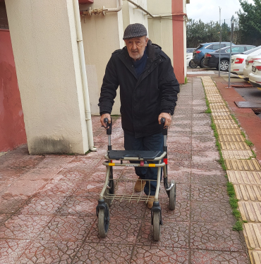 VİCDANSIZLIĞIN BÖYLESİ: AKÜLÜ SANDALYE ALMAK İSTEYEN YAŞLI ADAM DOLANDIRILDI AKÜLÜ SANDALYE İÇİN BORCA GİRDİ, DOLANDIRICILARIN AĞINA DÜŞTÜ