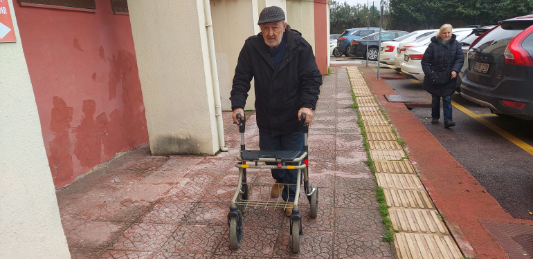 VİCDANSIZLIĞIN BÖYLESİ: AKÜLÜ SANDALYE ALMAK İSTEYEN YAŞLI ADAM DOLANDIRILDI AKÜLÜ SANDALYE İÇİN BORCA GİRDİ, DOLANDIRICILARIN AĞINA DÜŞTÜ