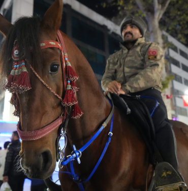 'AT TÜRKÜN KANADIDIR' DİYEREK YENİ YILA AT ÜSTÜNDE GİRDİ