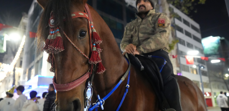 'AT TÜRKÜN KANADIDIR' DİYEREK YENİ YILA AT ÜSTÜNDE GİRDİ