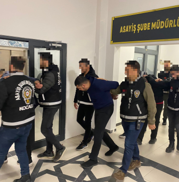 4 MİLYON LİRALIK MALZEME ÇALAN HIRSIZLAR SUÇÜSTÜ YAKALANDILAR 7 ŞÜPHELİ, İSTANBUL'DAN HIRSIZLIK İÇİN GELDİKLERİ KOCAELİ'DE YAKAYI ELE VERDİLER