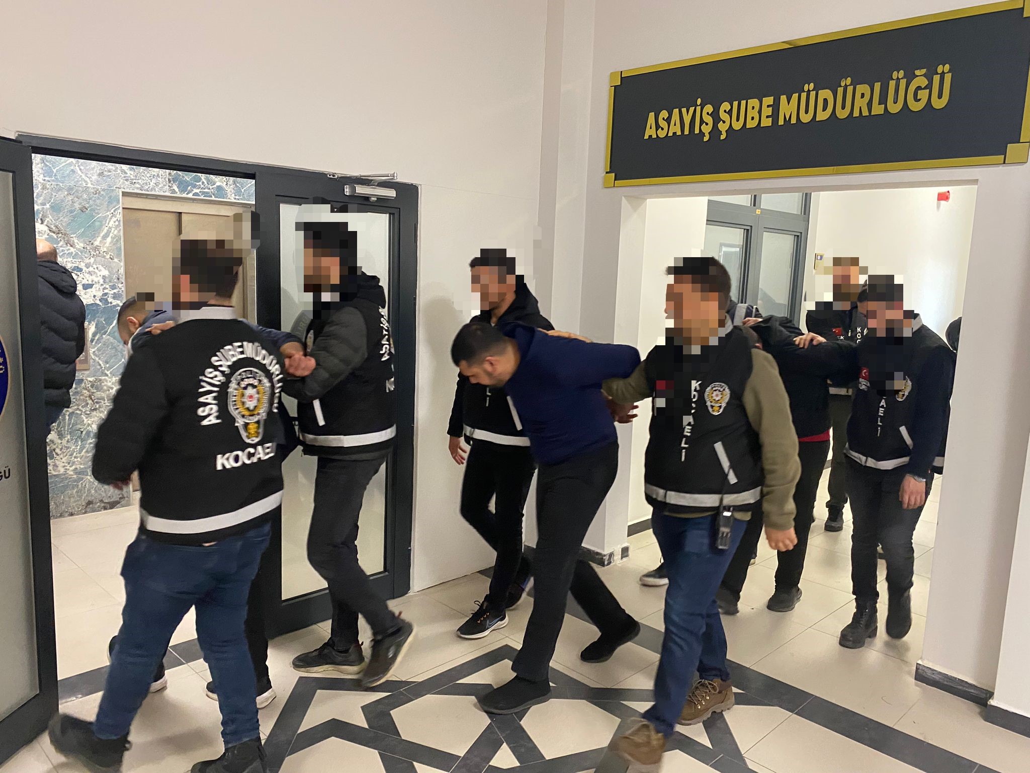 4 MİLYON LİRALIK MALZEME ÇALAN HIRSIZLAR SUÇÜSTÜ YAKALANDILAR 7 ŞÜPHELİ, İSTANBUL'DAN HIRSIZLIK İÇİN GELDİKLERİ KOCAELİ'DE YAKAYI ELE VERDİLER