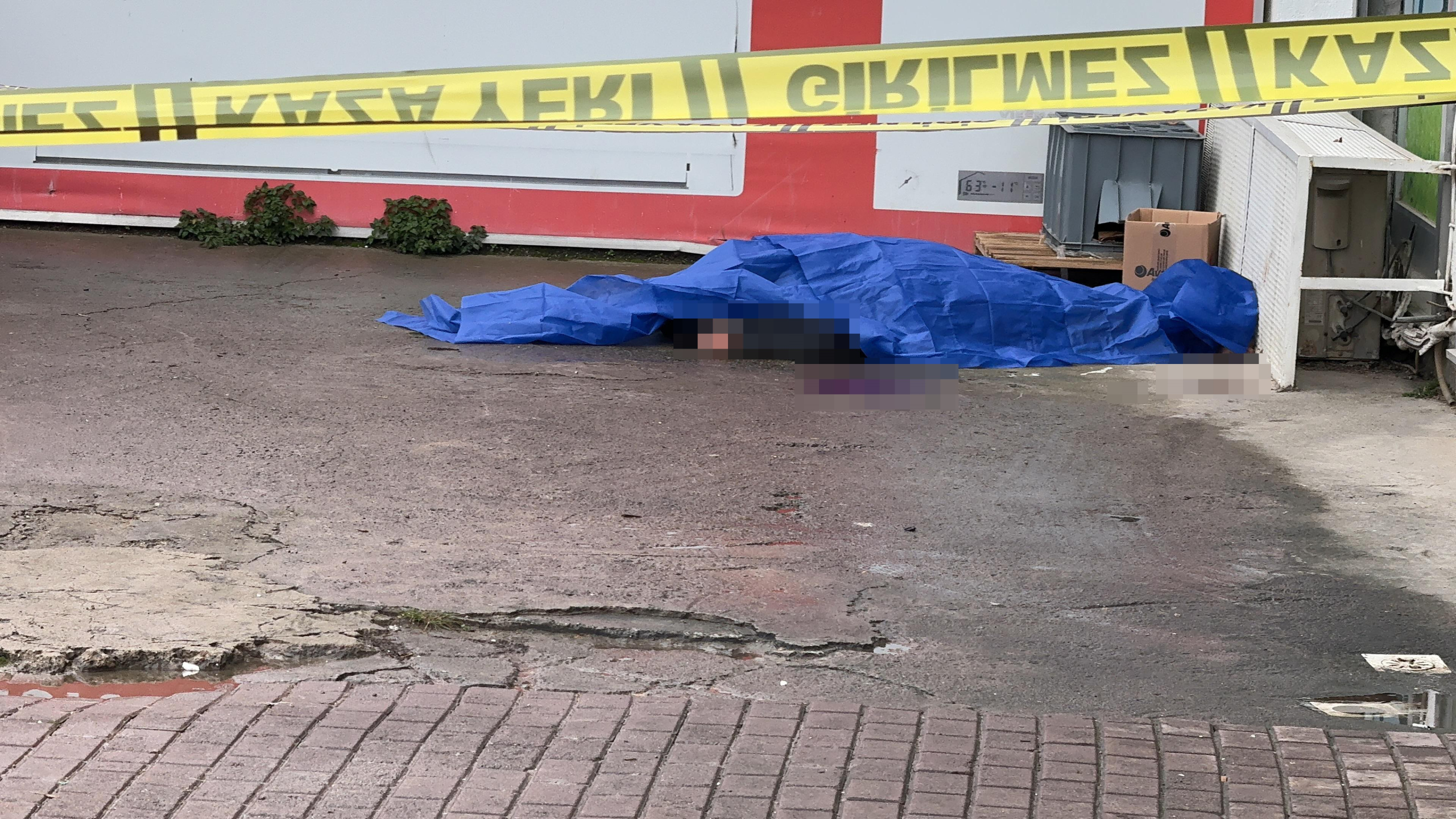 8. KATTAN DÜŞEN GENÇ KADIN HAYATINI KAYBETTİ GENÇ KADININ GECE DÜŞTÜĞÜ, CANSIZ BEDENİNİN SABAH FARK EDİLDİĞİ TAHMİN EDİLİYOR