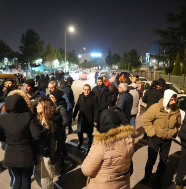 9 SAATLİK REHİNE KRİZİ SALDIRGANIN TUVALETİ GELİNCE SON BULDU İHTİYAÇ İÇİN REHİNELERİN YANINDAN AYRILINCA POLİS EKİPLERİ OPERASYON DÜZENLEDİ DOĞUM GÜNÜ KUTLATTI, REHİNELERE CANLI YAYIN AÇTIRDI REHİNELERLE SALDIRGAN ARASINDA İLGİNÇ DİYALOGLAR