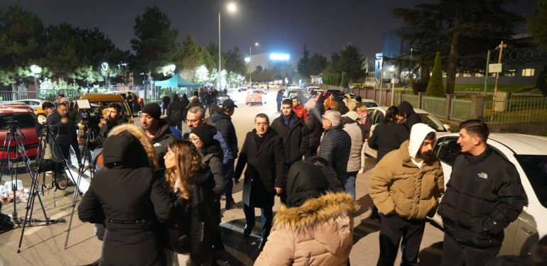 9 SAATLİK REHİNE KRİZİ SALDIRGANIN TUVALETİ GELİNCE SON BULDU İHTİYAÇ İÇİN REHİNELERİN YANINDAN AYRILINCA POLİS EKİPLERİ OPERASYON DÜZENLEDİ DOĞUM GÜNÜ KUTLATTI, REHİNELERE CANLI YAYIN AÇTIRDI REHİNELERLE SALDIRGAN ARASINDA İLGİNÇ DİYALOGLAR