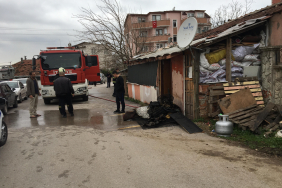 BABASI NAMAZ KILDIĞI ESNADA GECEKONDUYU ATEŞE VERDİ ÇAKMAKLA OYNAYAN 5 YAŞINDAKİ ÇOCUK GECEKONDUYU YAKTI
