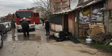 BABASI NAMAZ KILDIĞI ESNADA GECEKONDUYU ATEŞE VERDİ ÇAKMAKLA OYNAYAN 5 YAŞINDAKİ ÇOCUK GECEKONDUYU YAKTI
