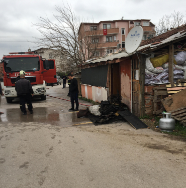 BABASI NAMAZ KILDIĞI ESNADA GECEKONDUYU ATEŞE VERDİ ÇAKMAKLA OYNAYAN 5 YAŞINDAKİ ÇOCUK GECEKONDUYU YAKTI