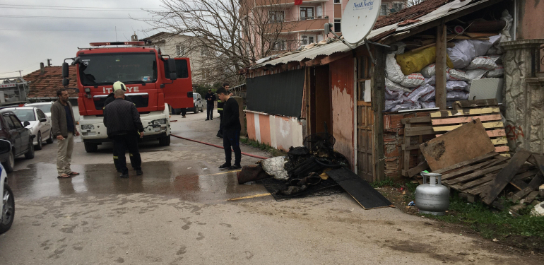 BABASI NAMAZ KILDIĞI ESNADA GECEKONDUYU ATEŞE VERDİ ÇAKMAKLA OYNAYAN 5 YAŞINDAKİ ÇOCUK GECEKONDUYU YAKTI
