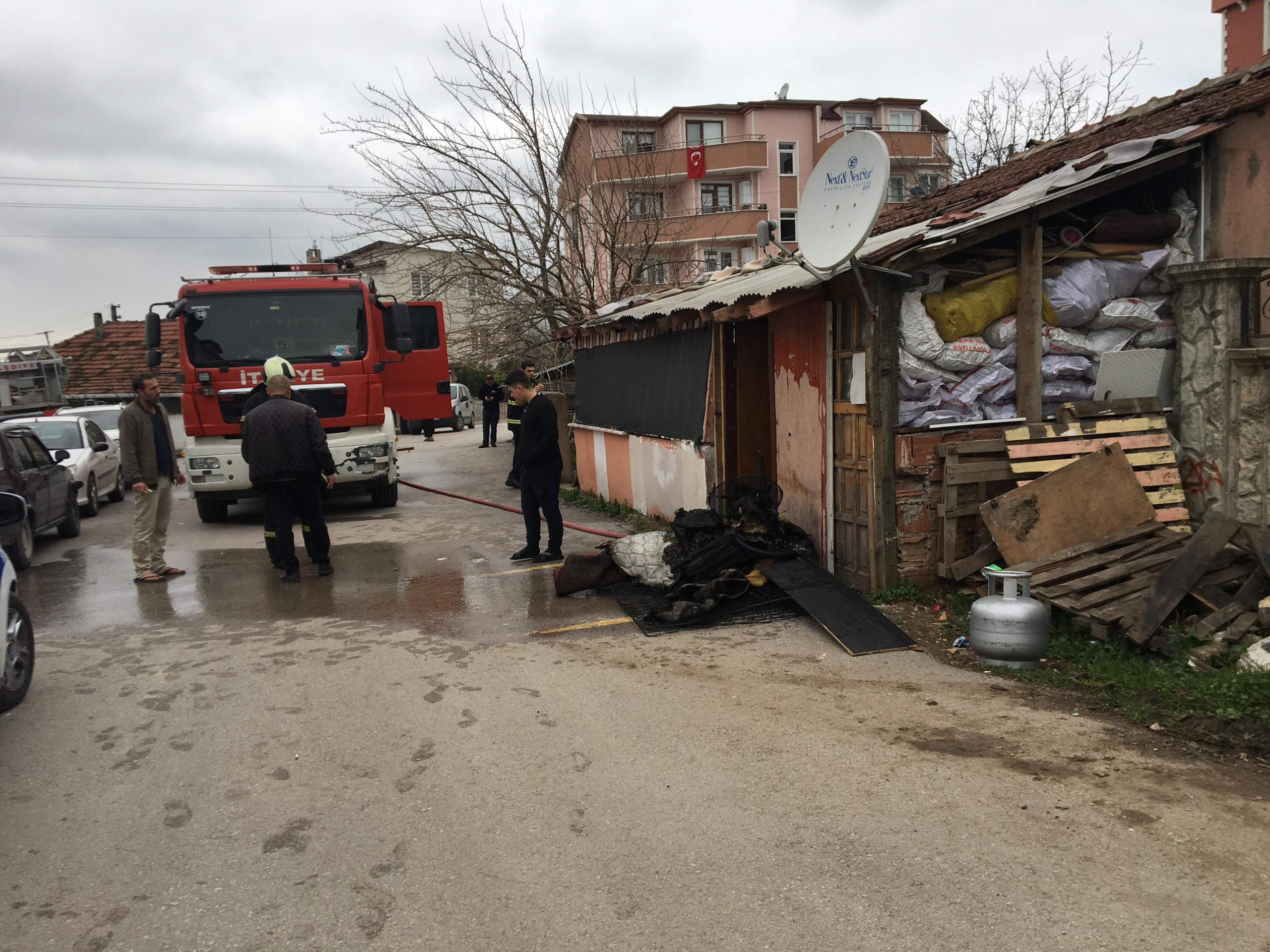 BABASI NAMAZ KILDIĞI ESNADA GECEKONDUYU ATEŞE VERDİ ÇAKMAKLA OYNAYAN 5 YAŞINDAKİ ÇOCUK GECEKONDUYU YAKTI
