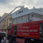 MANGAL KEYFİ YANGINLA BİTTİ MANGAL YAPARKEN ÇIKAN YANGINDA APARTMANIN ÇATI KATI YANDI