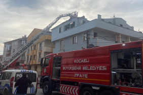 MANGAL KEYFİ YANGINLA BİTTİ MANGAL YAPARKEN ÇIKAN YANGINDA APARTMANIN ÇATI KATI YANDI