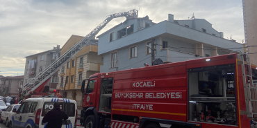 MANGAL KEYFİ YANGINLA BİTTİ MANGAL YAPARKEN ÇIKAN YANGINDA APARTMANIN ÇATI KATI YANDI