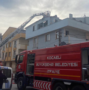 MANGAL KEYFİ YANGINLA BİTTİ MANGAL YAPARKEN ÇIKAN YANGINDA APARTMANIN ÇATI KATI YANDI