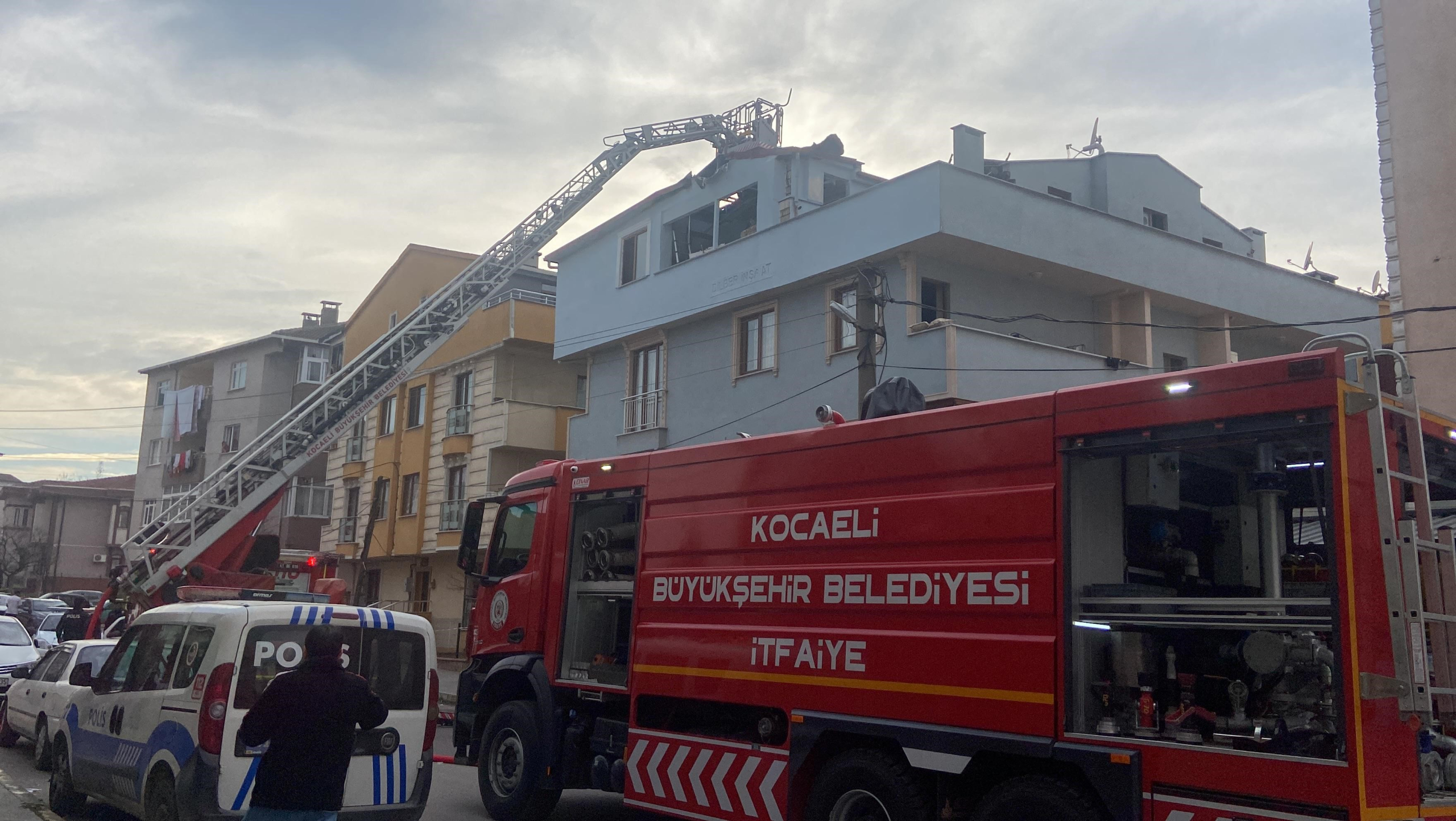 MANGAL KEYFİ YANGINLA BİTTİ MANGAL YAPARKEN ÇIKAN YANGINDA APARTMANIN ÇATI KATI YANDI