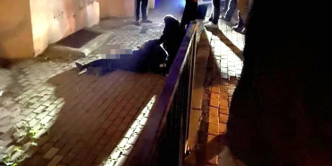 DURAKTA BEKLEYENLERE OTOMOBİL ÇARPTI: 1 ÖLÜ, 1 YARALI