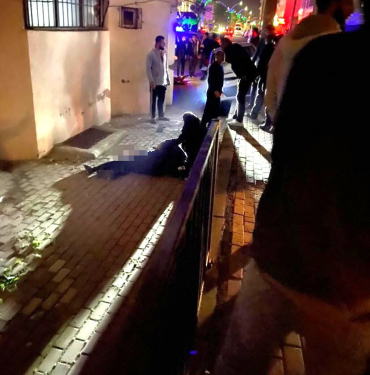 DURAKTA BEKLEYENLERE OTOMOBİL ÇARPTI: 1 ÖLÜ, 1 YARALI