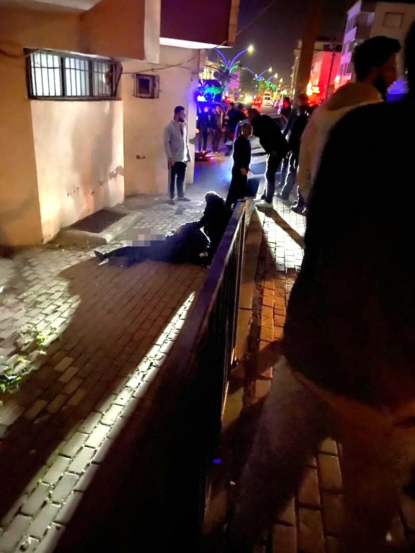 DURAKTA BEKLEYENLERE OTOMOBİL ÇARPTI: 1 ÖLÜ, 1 YARALI