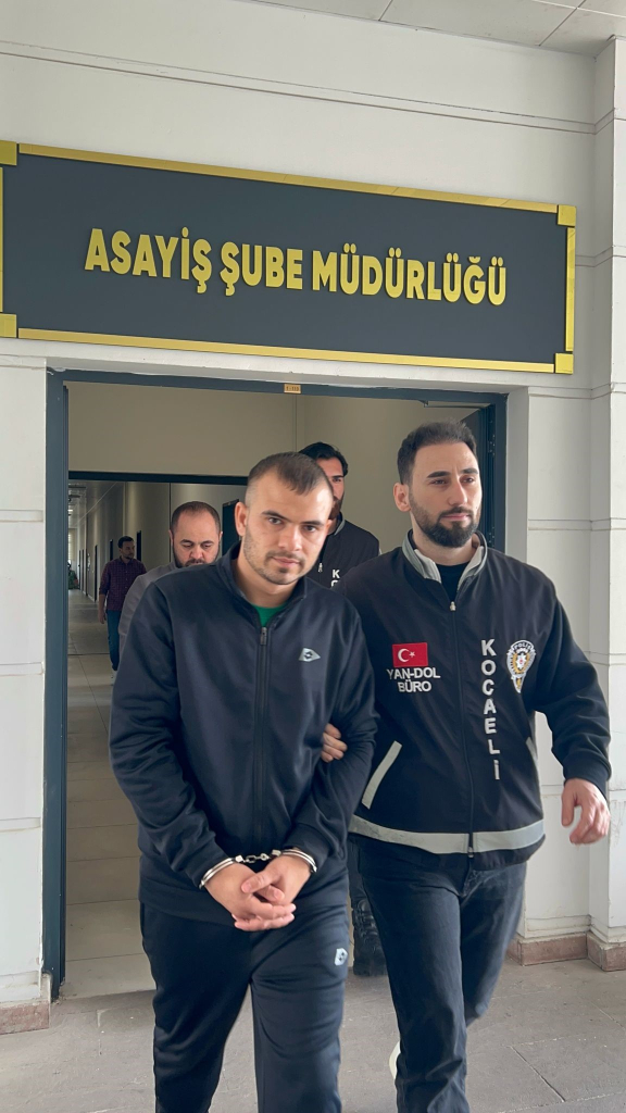 DÜŞÜK AYARLI ALTINLARLA 5 KUYUMCUYU 200 BİN TL DOLANDIRDILAR