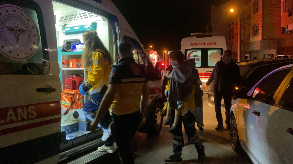 EVİN MUTFAĞI ALEV ALEV YANDI: 2'Sİ ÇOCUK 5 KİŞİ DUMANDAN ETKİLENDİ