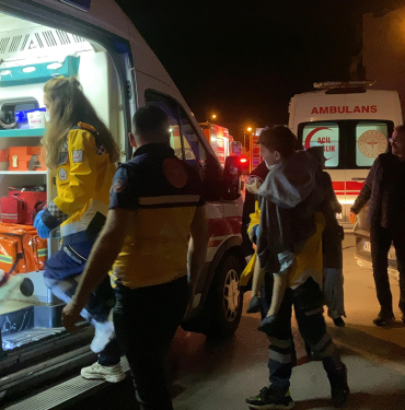EVİN MUTFAĞI ALEV ALEV YANDI: 2'Sİ ÇOCUK 5 KİŞİ DUMANDAN ETKİLENDİ