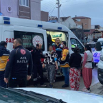 EVİNİN ÖNÜNDE TABANCAYLA VURULDU, 6 AYLIK HAMİLE EŞİ SOPAYLA DARP EDİLDİ KOCAELİ'DE SİLAHLI KAVGA: 1'İ AĞIR 4 YARALI