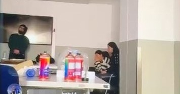 FABRİKADA REHİN ALINAN İŞÇİLERDEN İLK GÖRÜNTÜ EŞİ REHİN ALINAN İSMET ZİHNİ: "ARADIM, AÇTI. 'İYİYİZ, REHİN ALINDIK' DEDİ, TELEFONU KAPATTI" "GELDİĞİMİZDE DE WHATSAPP'TAN MESAJ ATTI. 'İYİYİZ, BİZE BİR ŞEY YAPMADI. YAKLAŞAN BİRKAÇ KİŞİ OLDU. BİR İKİ EL SAĞ SOLA ATEŞ ETTİ' DEDİ"