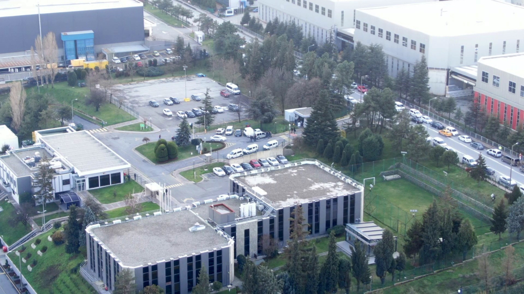 GEBZE'DE İŞÇİLERİN REHİN ALINDIĞI FABRİKA HAVADAN GÖRÜNTÜLENDİ